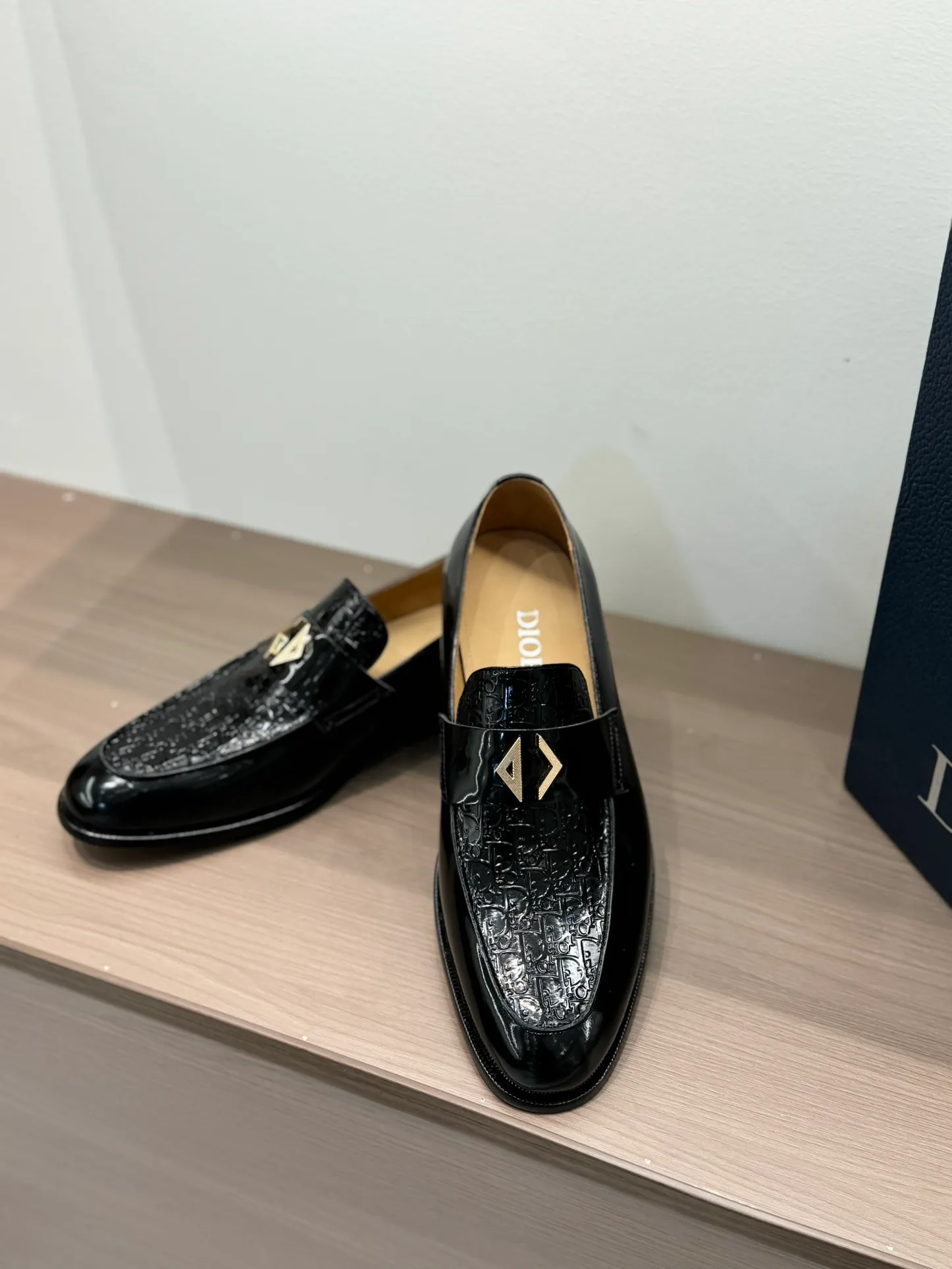 [Dior Dior] Top P: 960💰 Standard code 39-44 (38.45.46 custom-made, non-refundable and non-exchangeable) Dior Dior's latest high-end men's boutique casual leather shoes, the upper is carefully made of black cowhide/open-edge beaded leather/high-mercerized frosted cowhide, the classic silhouette shows elegance, and the upper strap is matched with a metal-coated CD Icon decorative buckle to enhance the style. Comfortable and lightweight, the Italian leather sole features anti-slip rubber inserts. The Blake structured leather sole with anti-slip details showcases Dio*'s exceptional craftsmanship. Elegant and refined, it can be matched with all kinds of suits.